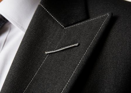 Dettaglio sartoriale di un abito su misura